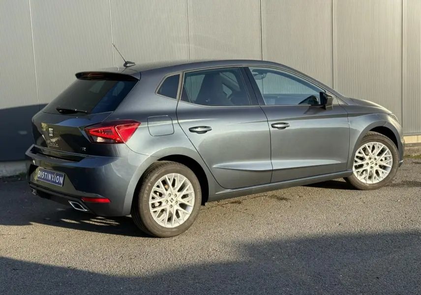 SEAT Ibiza TSI 115 FR gris magnétique vue 3/4 arrière côté droit avec jantes alliage et vitres surteintées.