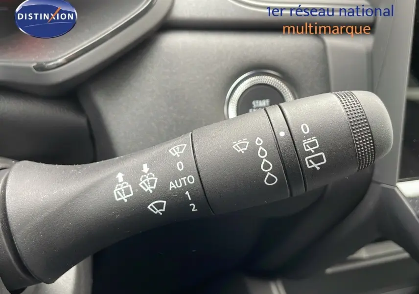 Gros plan sur la commande des essuie-glaces du Renault Captur 2025, intérieur noir avec bouton Start/Stop visible.