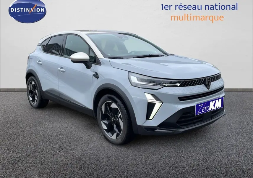 Vue 3/4 avant droit du Renault Captur 2025 gris Rafale métal avec jantes noires et toit beige.