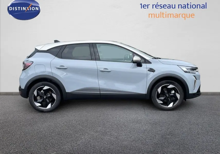 Vue de profil côté gauche du Renault Captur 2025 gris Rafale métal avec toit beige et jantes noires distinctives.