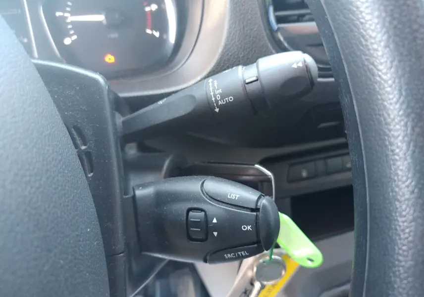 Gros plan sur les commandes au volant du Citroën Jumpy blanc, version fourgon 1.5 BlueHDI 100ch, avec levier multifonction.