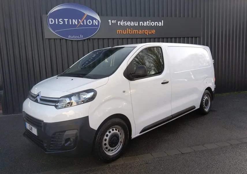 Vue 3/4 avant droit d’un Citroën Jumpy blanc fourgon 2021 avec pare-chocs noirs et jantes tôles.