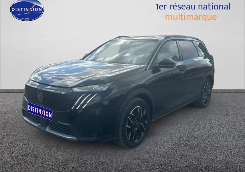 Peugeot 5008 Hybrid 145 allure e-dcs6 noir vue 3/4 avant avec phares LED et jantes alu noires.
