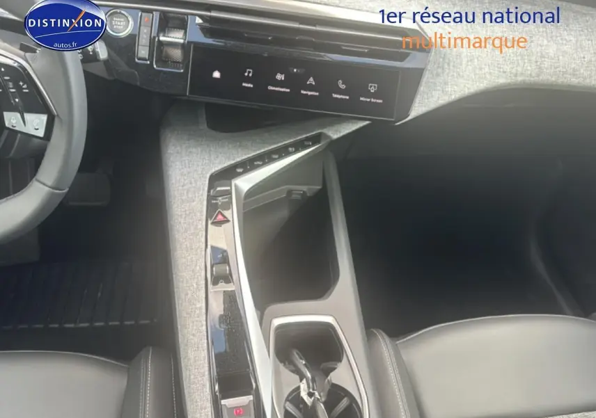Vue intérieure de la console centrale et partie du volant cuir noir du Peugeot 5008 Hybrid 145 allure e-dcs6 2025.