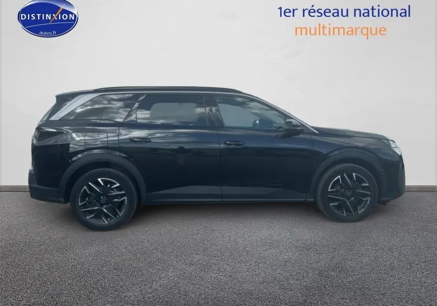 Profil côté gauche d’un Peugeot 5008 Hybrid 145 allure e-dcs6 noir avec jantes alu et vitres surteintées.