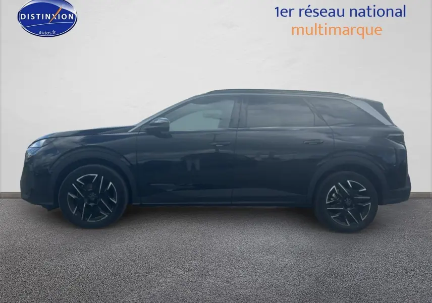 Profil côté gauche du Peugeot 5008 Hybrid 145 allure e-dcs6 noir 2025 avec jantes alu et vitres surteintées.