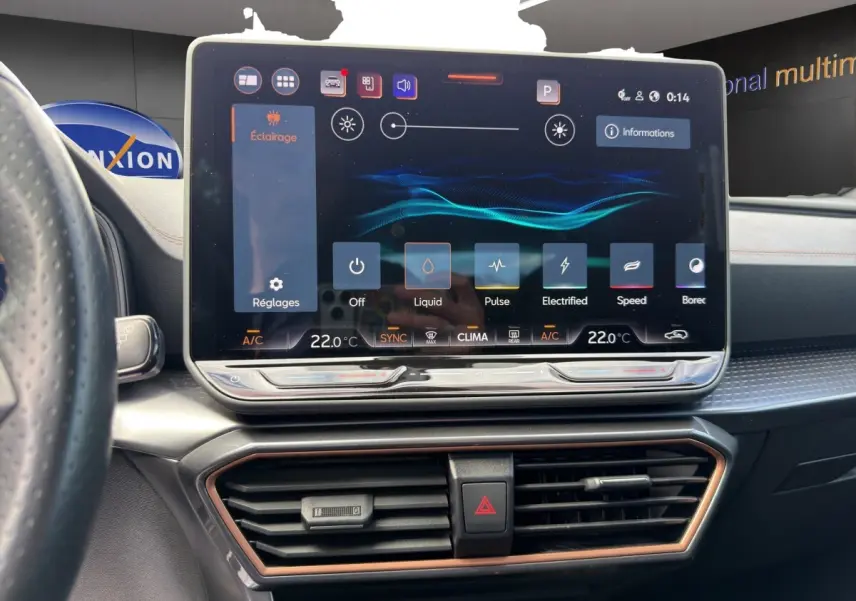 Vue intérieure centrée sur l'écran tactile du tableau de bord du CUPRA Formentor avec détails des commandes climatisation.