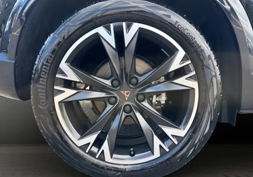 Gros plan sur la roue avant droite d’une CUPRA Formentor avec jante noire et argentée au design anguleux.