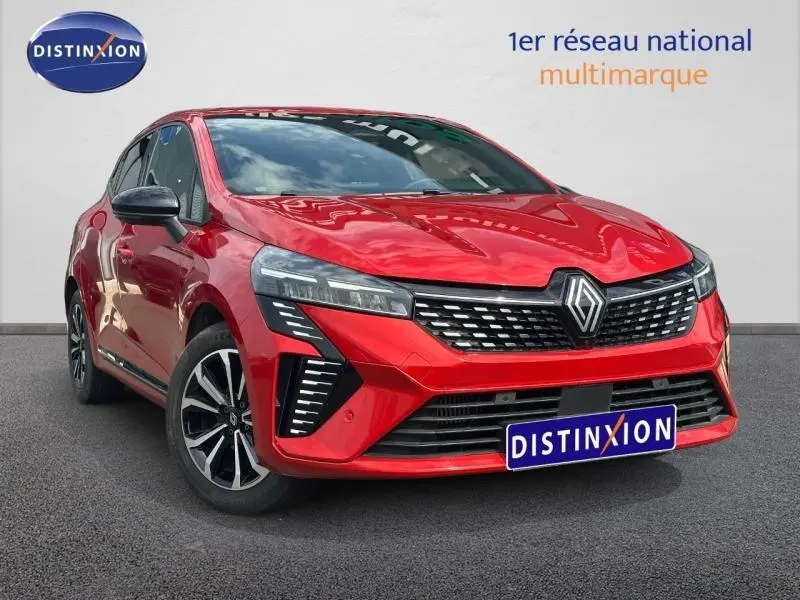 Renault Clio 2025 Rouge Flamme vue 3/4 avant droit avec calandre chromée et jantes alu noires.
