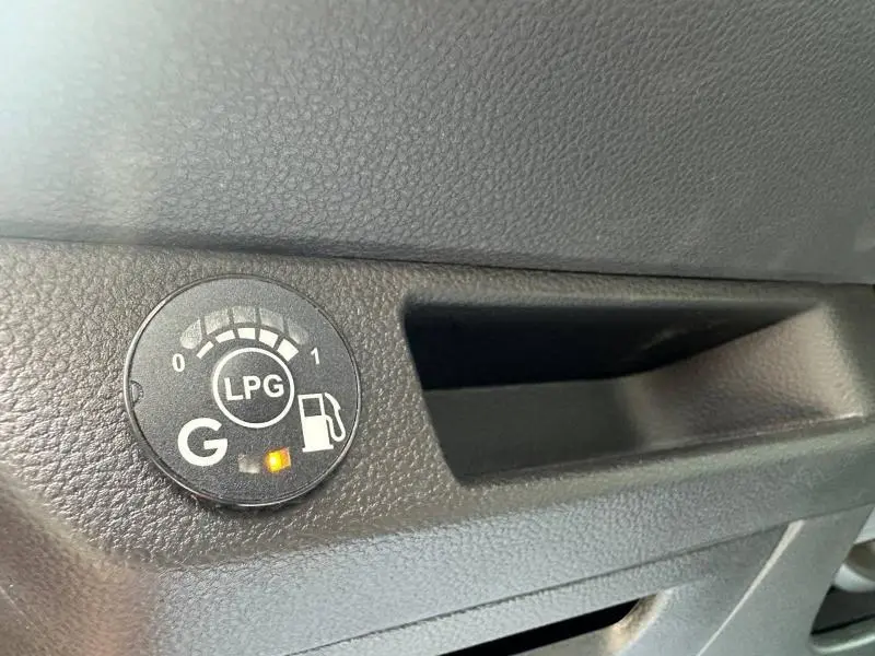 Gros plan sur le témoin de niveau GPL allumé dans l’habitacle d’une Renault Clio Rouge Flamme 2025.