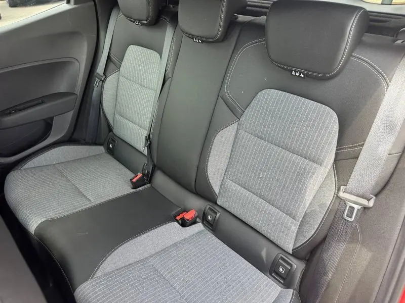 Vue rapprochée de la banquette arrière gris clair et noir de la Renault Clio 1.0 Eco-G 100ch Techno 2025.