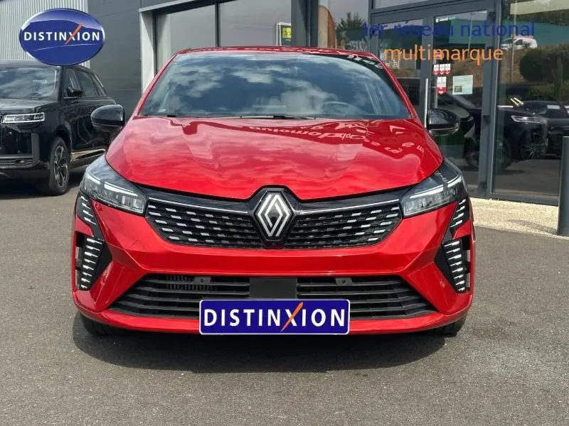 Vue frontale d'une Renault Clio 1.0 Eco-G 100ch Techno rouge flamme avec calandre noire et feux LED distinctifs.