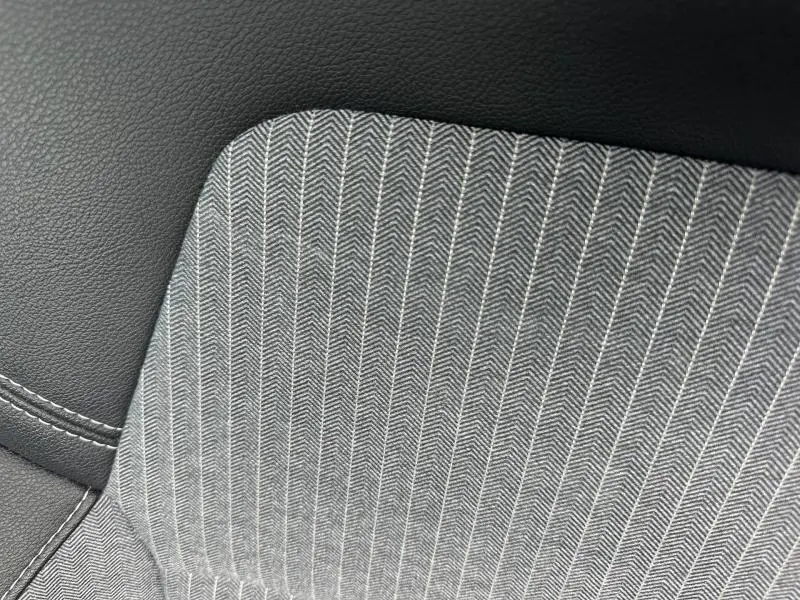 Gros plan sur le tissu gris à motifs chevrons du siège avant de la Renault Clio 1.0 Eco-G 100ch Techno 2025.