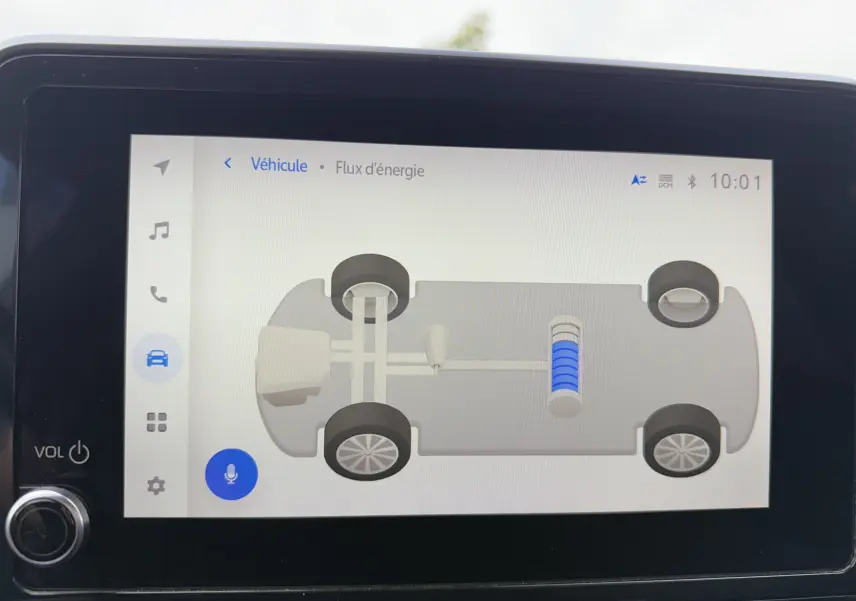 Écran tactile affichant le flux d'énergie d'un Toyota C-HR gris atlas, vue schématique du dessous du véhicule.