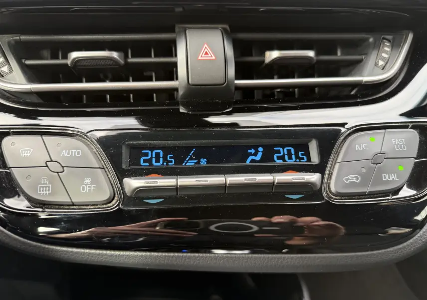 Gros plan sur la console centrale du Toyota C-HR 1.8 hybrid 2023, affichant la climatisation digitale à 20,5°C.
