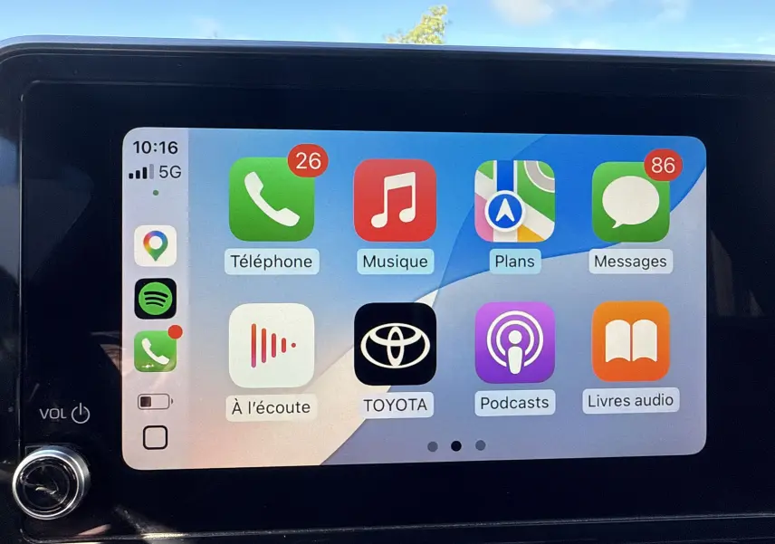 Écran tactile central du Toyota C-HR 1.8 hybrid 2023 affichant les applications connectées en interface multimédia.