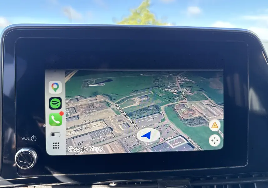 Écran tactile central du Toyota C-HR 1.8 hybrid 2023 montrant la navigation Google Maps en vue satellite.