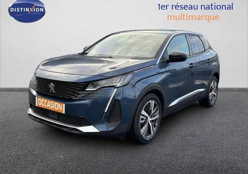 Peugeot 3008 bleu Célèbes en 3/4 avant droit, mettant en valeur ses optiques LED et sa calandre distinctive.