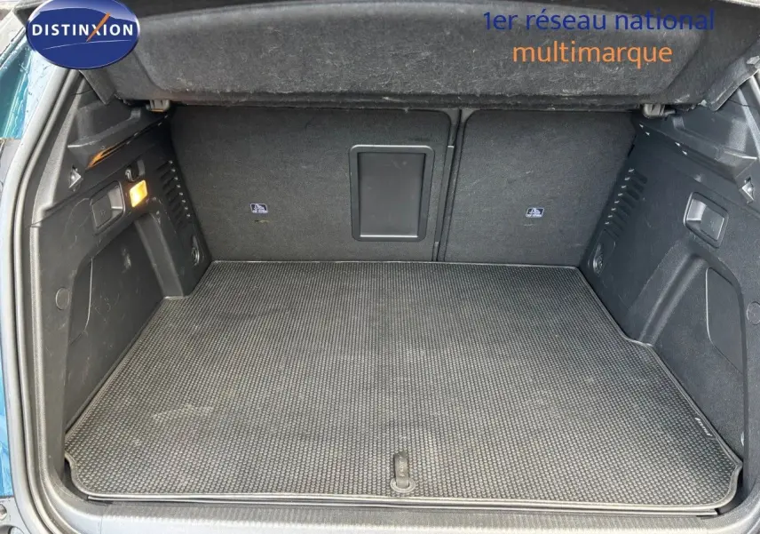 Coffre ouvert du Peugeot 3008 bleu Célèbes, vue intérieure montrant un espace de chargement propre et spacieux.
