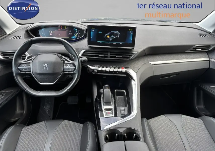 Vue intérieure frontale du tableau de bord et volant du Peugeot 3008 hybride rechargeable, finition Allure Pack.