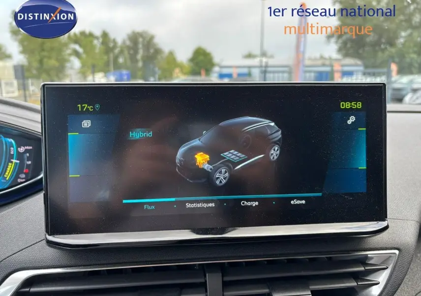 Écran central du tableau de bord du Peugeot 3008 hybride rechargeable affichant le mode Hybrid en extérieur.