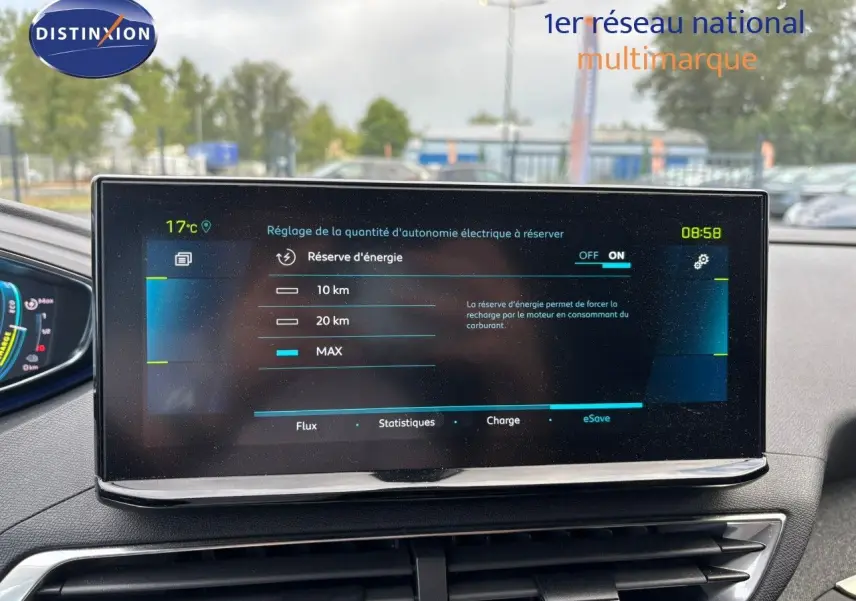 Écran central du Peugeot 3008 bleu Célèbes affichant la gestion de la réserve d'énergie électrique en intérieur.