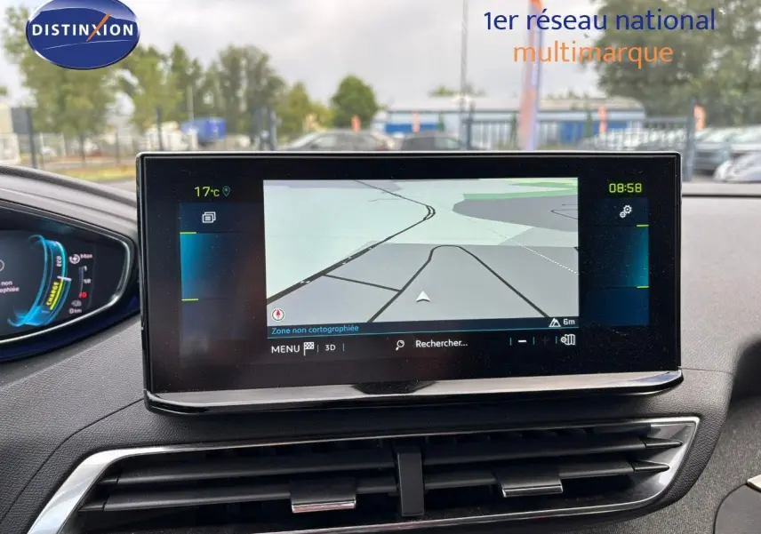 Écran tactile central du Peugeot 3008 hybride bleu Célèbes, affichant la navigation, vue intérieure avant.