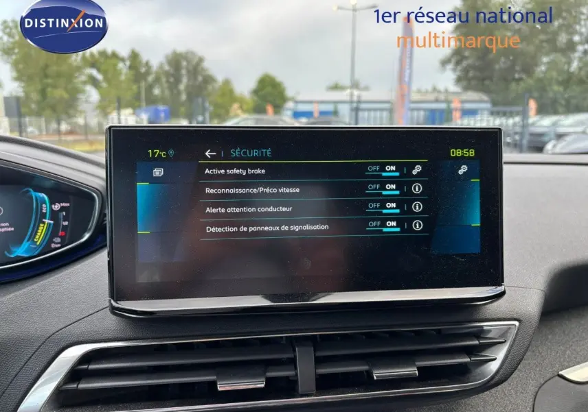 Écran tactile central du tableau de bord du Peugeot 3008 hybride rechargeable 2022 affichant les options de sécurité activées.