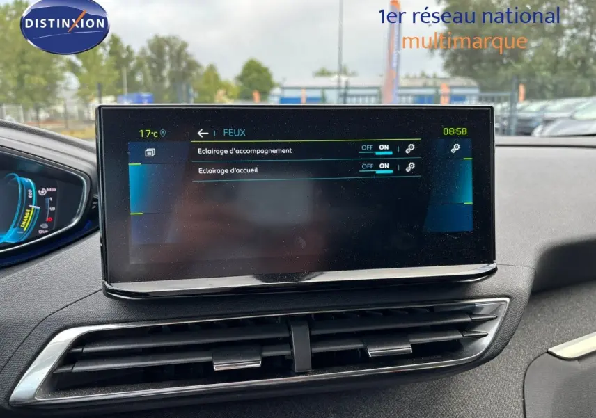 Écran tactile central du tableau de bord du Peugeot 3008 bleu Celebes, vue intérieure avant, affichage des réglages d'éclairage