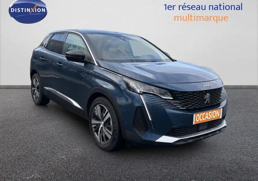 Peugeot 3008 hybride rechargeable bleu Célèbes en 3/4 avant droit avec calandre noire et jantes alliage.