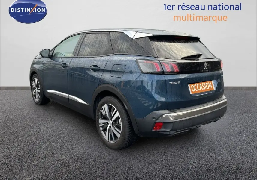 Peugeot 3008 bleu Célèbes en 3/4 arrière droit, SUV hybride rechargeable avec jantes alliage et feux LED distinctifs.