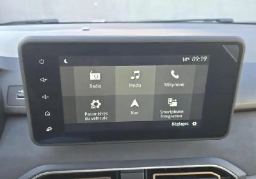 Écran tactile central du système multimédia de la Dacia Sandero III Stepway, affichant les options radio, média et navigation.