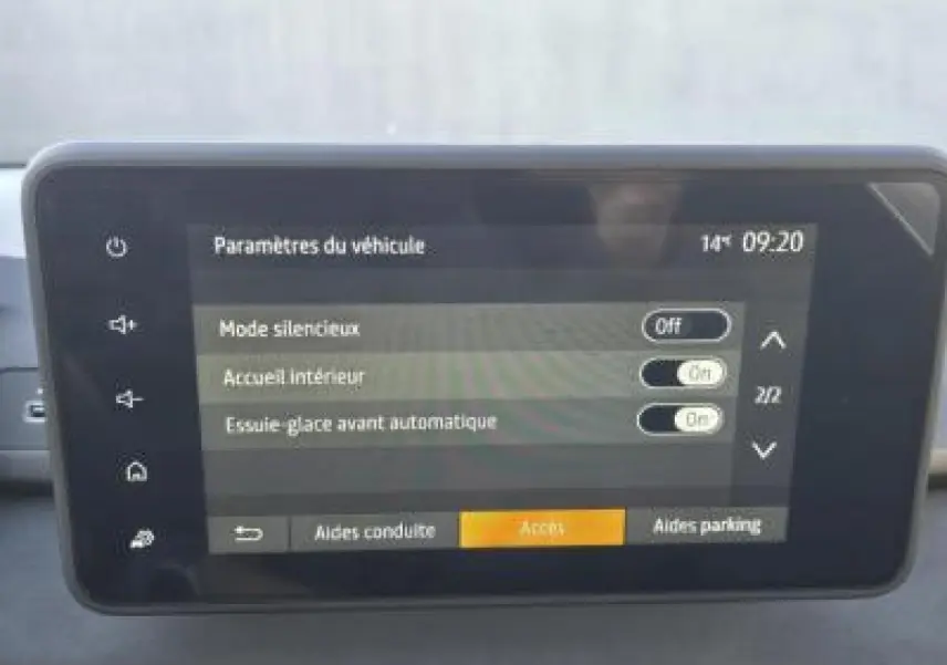 Écran tactile 8 pouces du système Media NAV de la Dacia Sandero Stepway 2025 affichant les paramètres du véhicule