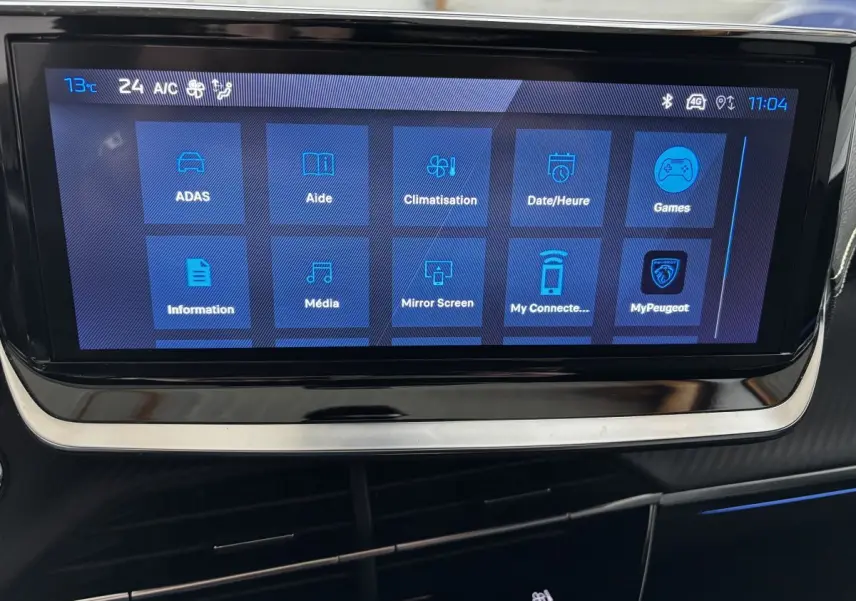 Écran tactile central affichant le menu multimédia et climatisation du Peugeot 208 Hybrid 110 GT, intérieur noir.
