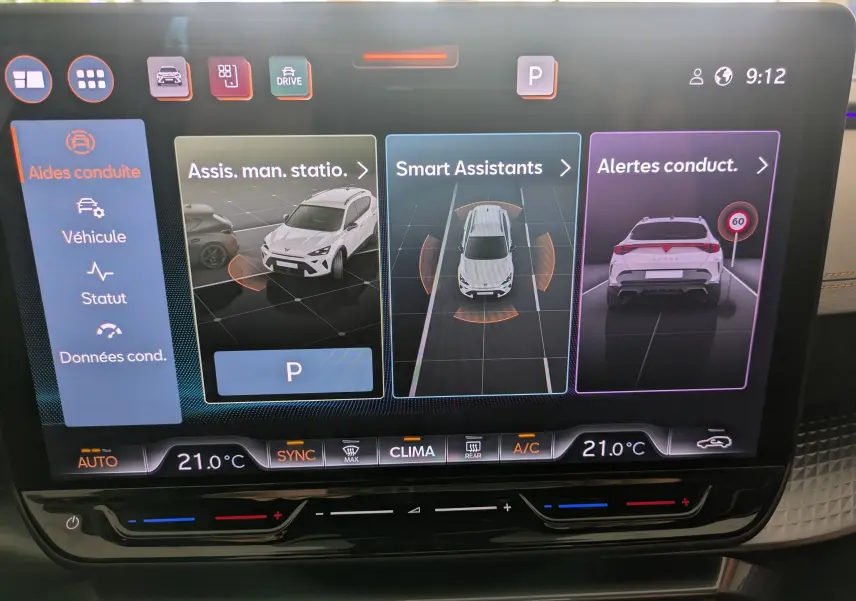 Écran tactile du tableau de bord montrant les aides à la conduite du CUPRA Formentor gris magnétique en vue virtuelle 3D.
