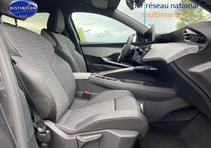 Vue intérieure côté gauche du Peugeot 5008 Hybrid 145 allure e-dcs6 2025 avec sièges tissu gris et cuir noir.