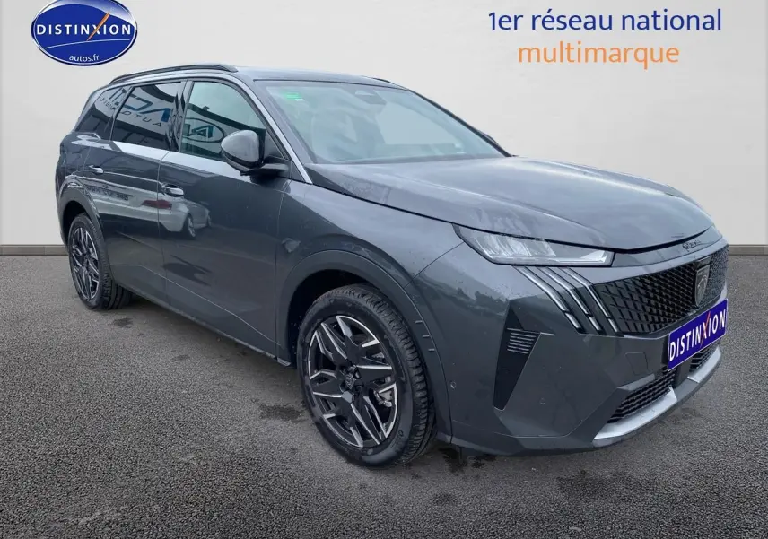 Peugeot 5008 Hybrid 145 allure e-dcs6 gris titane en 3/4 avant droit avec jantes alu et phares LED.