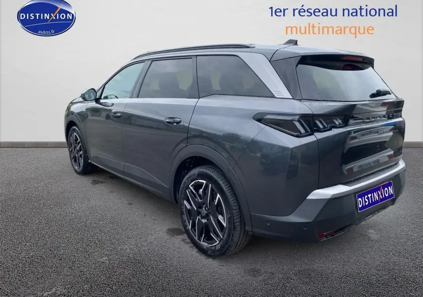 Vue 3/4 arrière droite d’un Peugeot 5008 Hybrid 145 allure gris titane avec jantes alu et feux arrière LED.