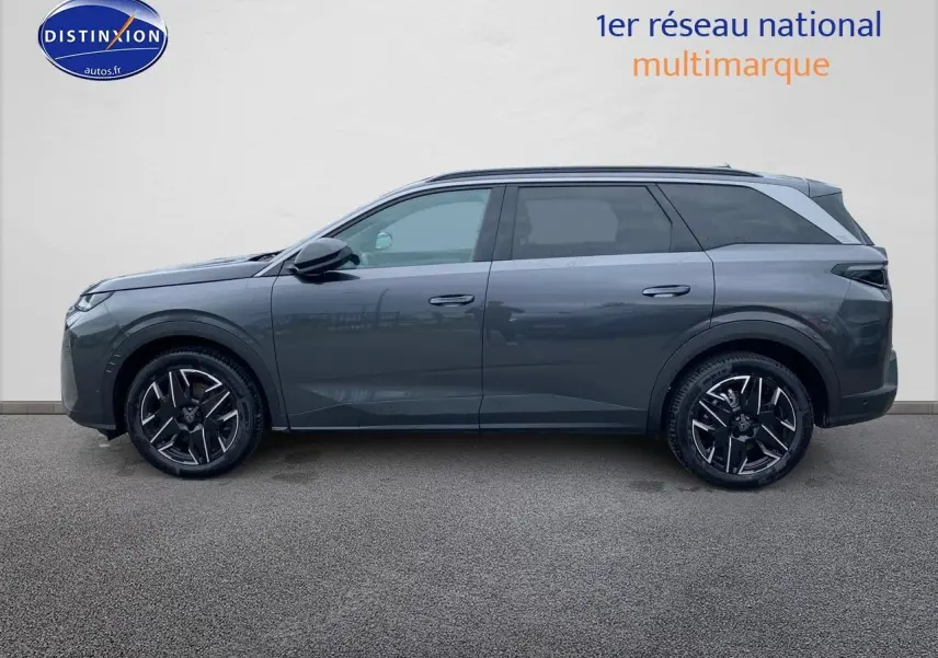 Vue de profil côté gauche d’un Peugeot 5008 gris titane avec jantes alliage et toit noir.