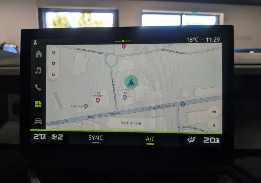 Écran tactile central affichant la navigation du Dacia Bigster 2026, vue intérieure avec détails du tableau de bord.