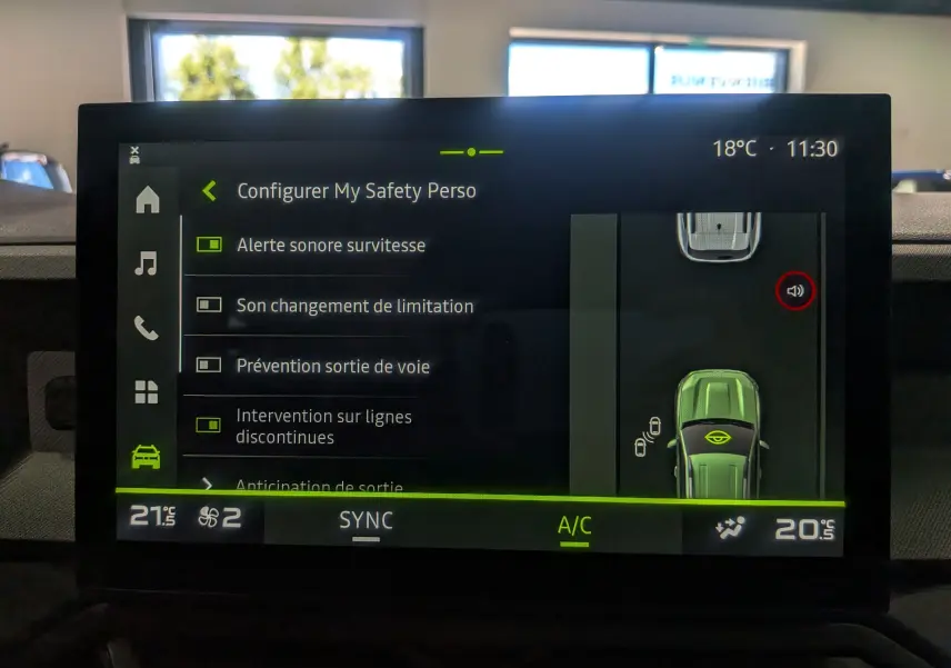 Écran central intérieur du Dacia Bigster 2026 affichant les réglages de sécurité avec interface moderne et température ambiante.