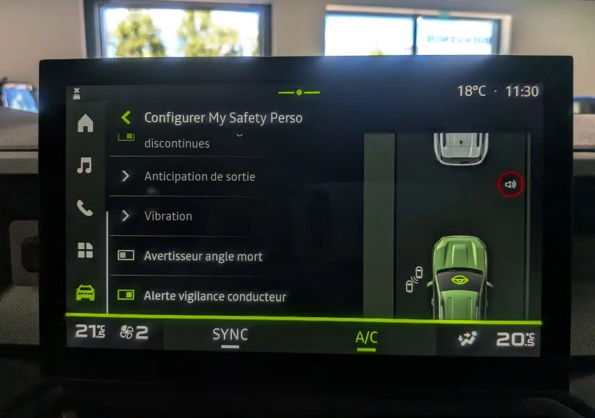 Écran tactile intérieur du Dacia Bigster bleu indigo montrant les réglages de sécurité et la climatisation.