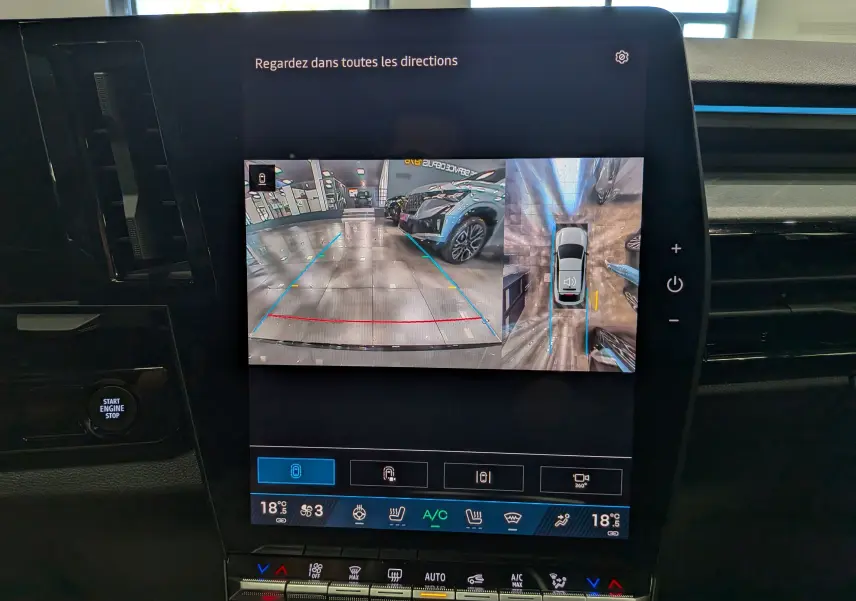 Écran central du Renault Rafale gris schiste montrant la caméra de recul et la vue 360° intérieure du véhicule.