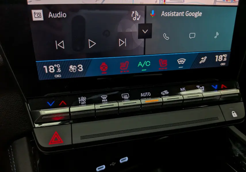 Détail de la console centrale du Renault Rafale 2026, montrant l'écran tactile et les commandes de climatisation avec éclairage LED.