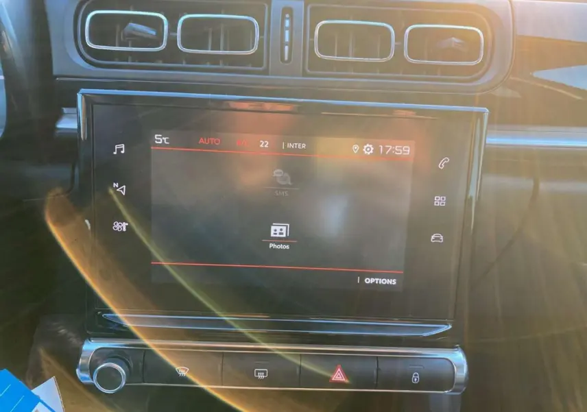 Vue rapprochée de l'écran tactile central et des aérateurs du tableau de bord de la Citroën C3 Shine 2023 toit rouge.