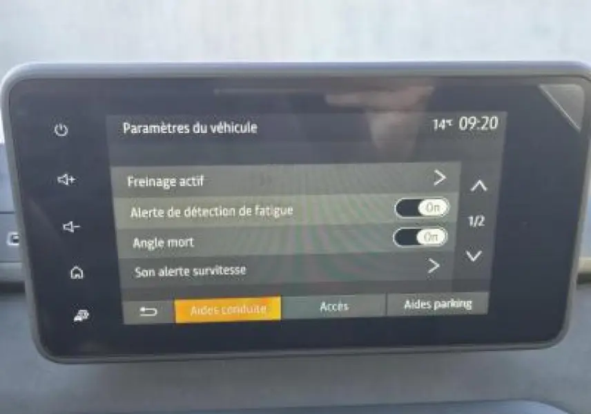 Écran tactile 8 pouces du système Media NAV de la Dacia Sandero III Stepway affichant les aides à la conduite.