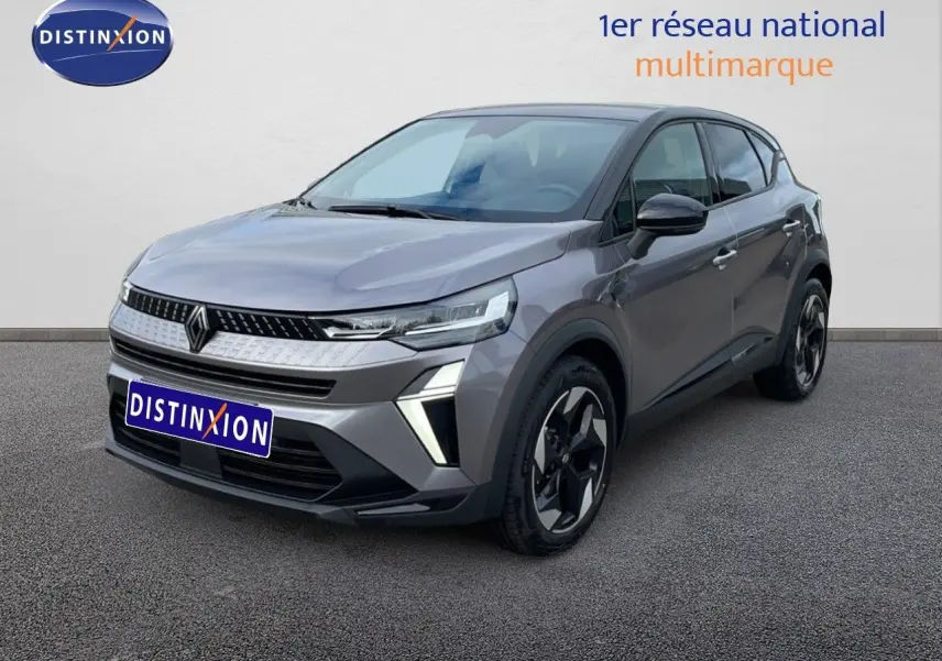 Vue 3/4 avant droite du Renault Captur gris Cassiopée métal avec toit noir, mettant en valeur ses optiques LED et jantes stylisées.