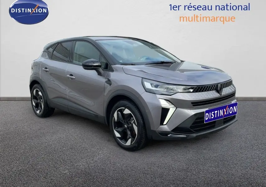 Renault Captur gris Cassiopée métal avec toit noir, vue 3/4 avant mettant en valeur ses optiques LED et jantes stylées.