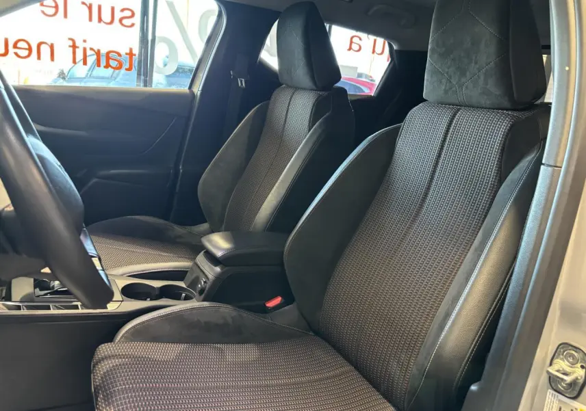 Vue intérieure côté droit montrant les sièges avant en tissu et alcantara du DS3 Crossback Crystal Pearl 2024.