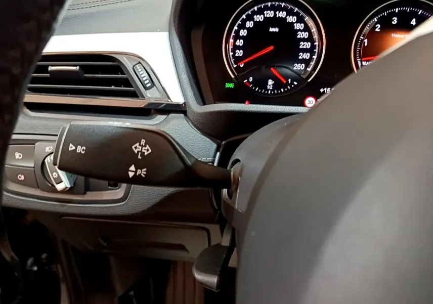 Gros plan sur le combiné d'instruments et la commande de clignotants côté gauche du BMW X2 hybride rechargeable 2020.